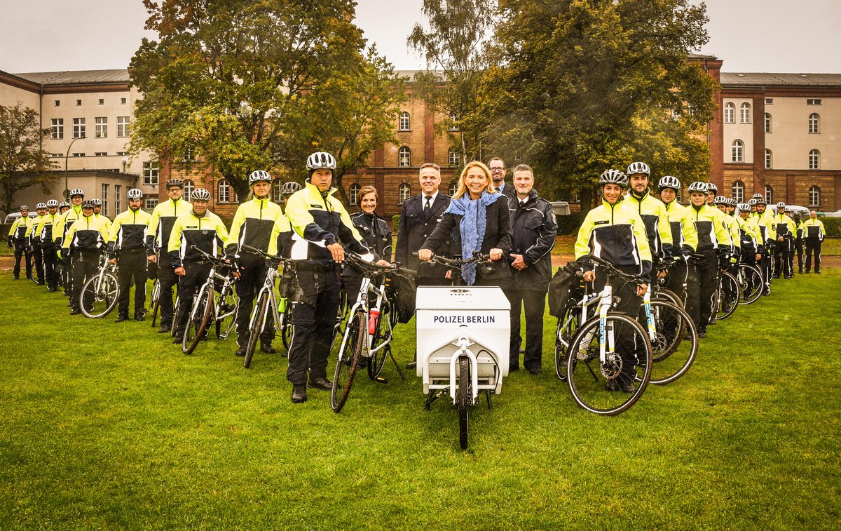 Mehr Radverkehr = mehr #Fahrradstaffel
Mit 22 neuen radbegeisterten 👮‍♀️&amp;👮‍♂️ ist unsere #Fasta nun komplett besetzt.
53 Kolleg. könnten immer dann auftauchen, wenn Sie sich gerade einen illegalen Parkplatz suchen oder "noch schnell" über die kirschgrüne Ampel sausen wollen 🖕
^tsm