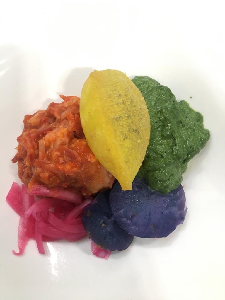 #ElBierzo triunfa en el @SalonGourmets con una propuesta vanguardista. #Vino de la #DOBierzo con deconstruccion de empanada berciana con #botillo y hojaldre de pimientos caramelizados con cecina. Todos alimentos de la comarca trabajados por la sabia mano del <a href="/Restdelirios/">Restaurante Delirios</a>. #SG21