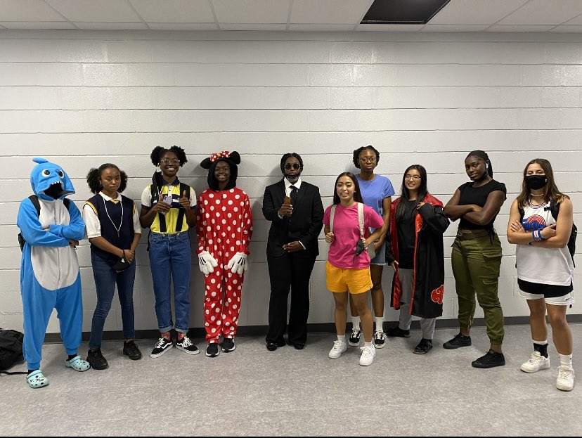 _Mannal_Y's tweet photo. Happy belated birthday to the greatest coach out here @queisha44 !! Thank you for everything you do for us at Austin❤️🖤 @AHS_GirlsBB https://t.co/OrpDEEzU7p