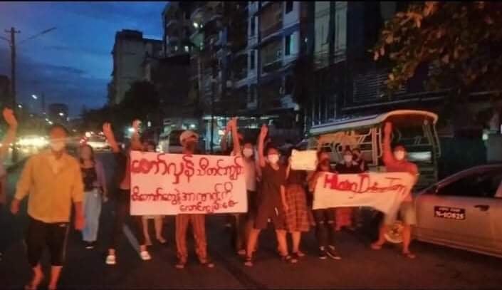 Khithitofficial's tweet photo. ရန်ကုန် အင်းစိန်လမ်းမပေါ်တွင် တော်လှန် လူငယ်များ ဦးဆောင်ကာ ယနေ့ အောက်တိုဘာလ ၁၈ ရက်နေ့က "တော်လှန်သီတင်းကျွတ်မီးတောက်တွေနဲ့ အာဏာရှင်ကိုလောင်ကျွမ်းစေ" ဖက်ဆစ် စစ်ကောင်စီ  ချေမှုန်းရေး ညသပိတ် ချီတက် ဆန္ဒပြခဲ့ကြောင်း သိရသည်။ https://t.co/zYV81BbH5d