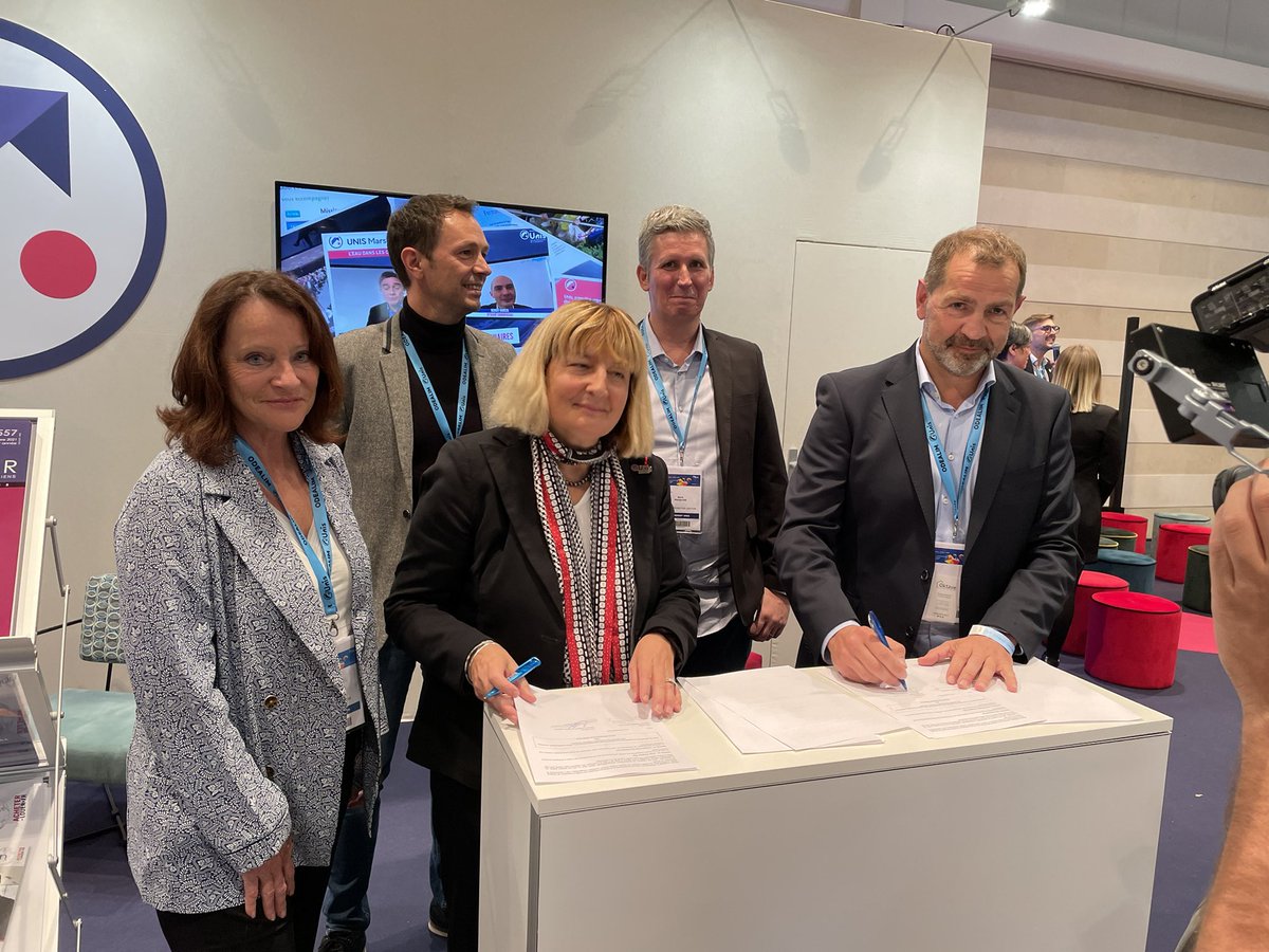 unis_immo's tweet photo. À l’occasion du #congresunis2021 @DDubrac et @lenglema, en présence de Catherine Dos, Maxime Py et Boris Pasquier, ont signé la convention triennale @OktaveRenov pour mieux accompagner les #copros du Grand Est dans les projets de rénovation énergétique. https://t.co/jVKNDvrkAF