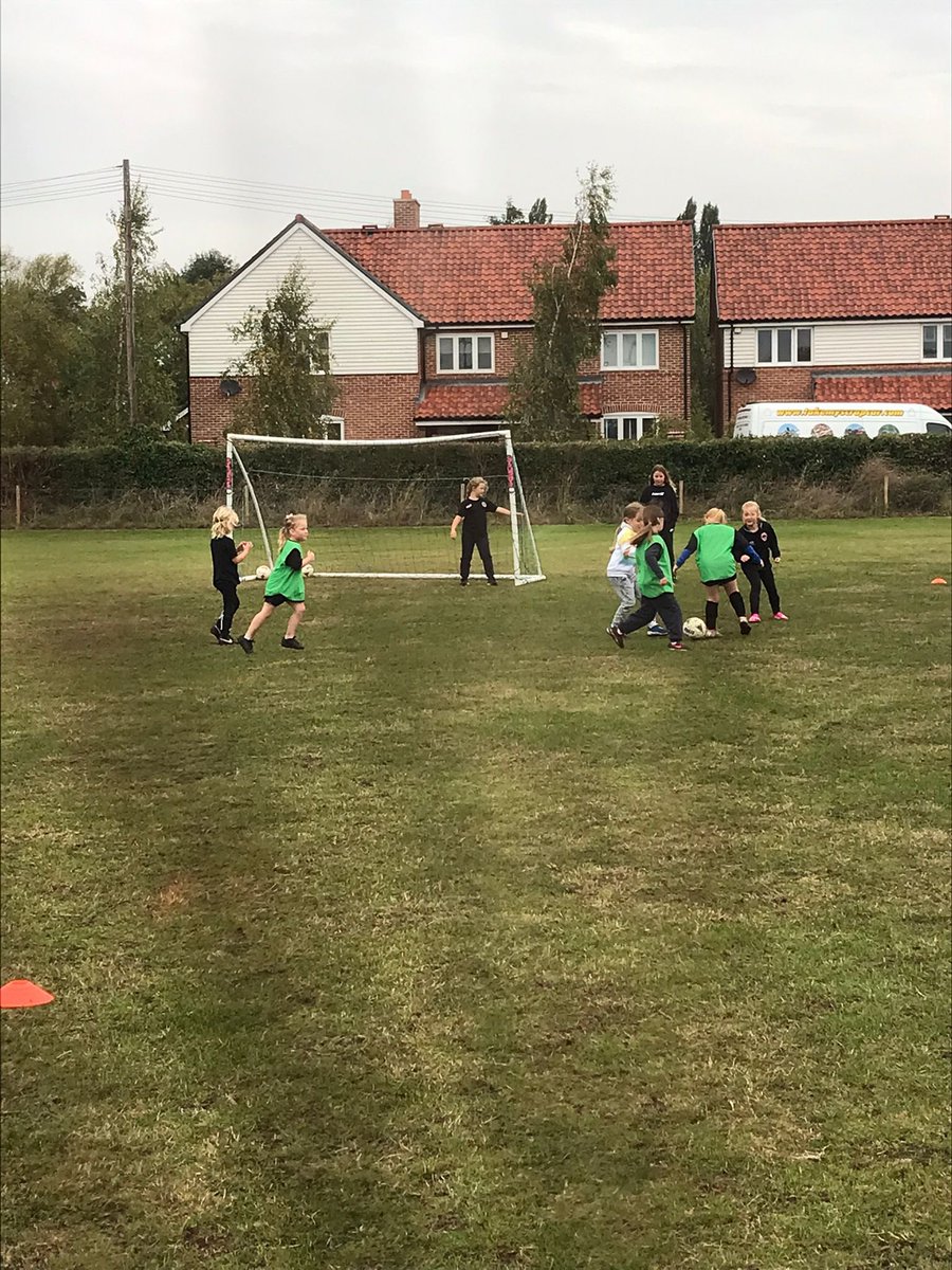 TownBungay's tweet photo. Despite the mornings being cold now the girls still enjoyed playing football. If your a girl aged 5-8 and love football then why not come along and join the girls. For more details please feel free to message this page or message Jo on 07958 251902 ⚽️💙 https://t.co/aRwFR8LYi9