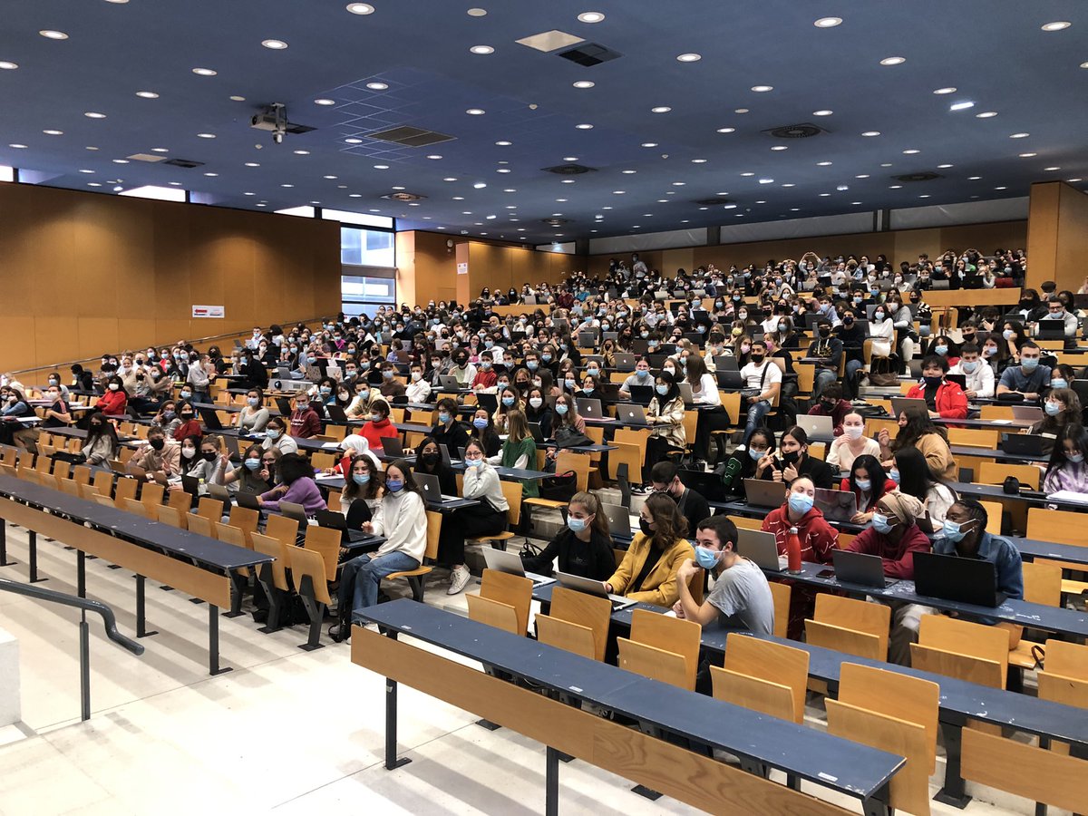 Cafarelli974's tweet image. Problème technique en L1. On attend l’informaticien.
Entre deux combats de Clash Royale, je garde un petit souvenir de cette promo.
(Les 3 du fond, debout, on vous voit 👀😁)