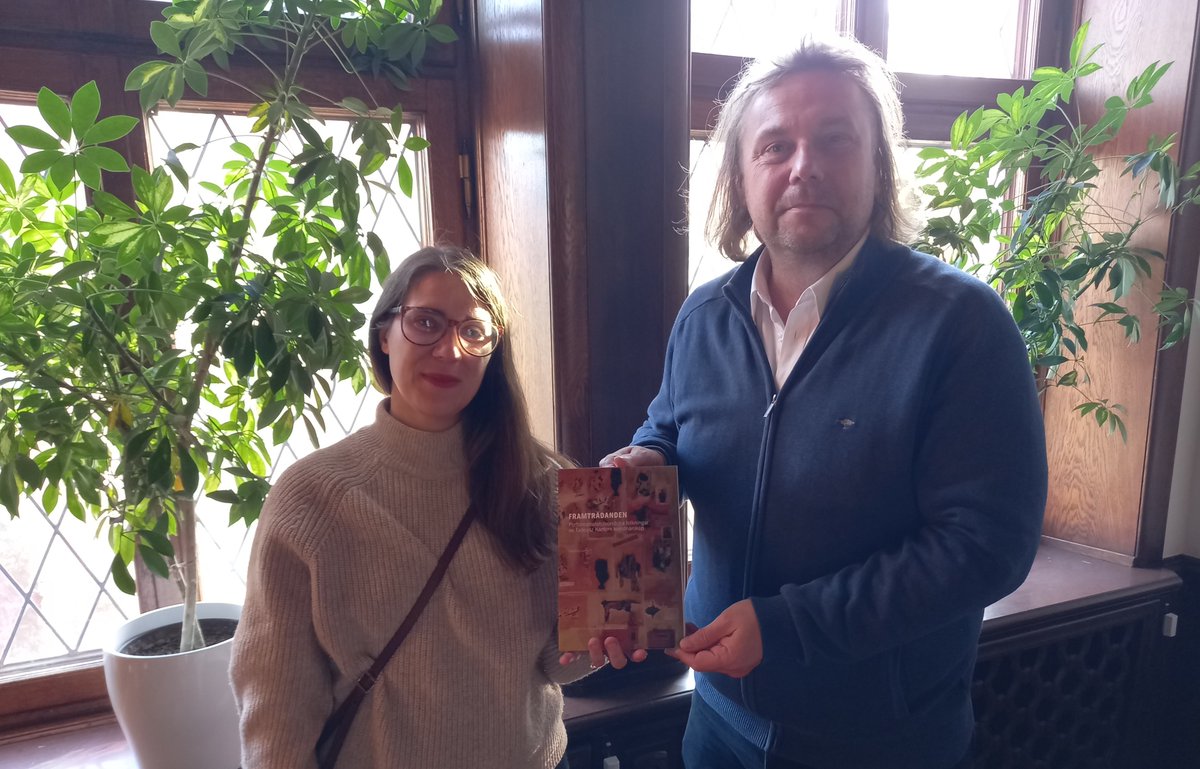 PLinstStockholm's tweet image. Idag hade vi ett fint besök av curatorn &amp;amp; konstvetaren #CamillaLarsson, författaren till den väldigt intressanta boken ”Framträdanden” om den🇵🇱teaterregissören, scenografen &amp;amp; bildkonstnären #TadeuszKantor. Boken är hennes doktorsavhandling i konstvetenskap.🎭