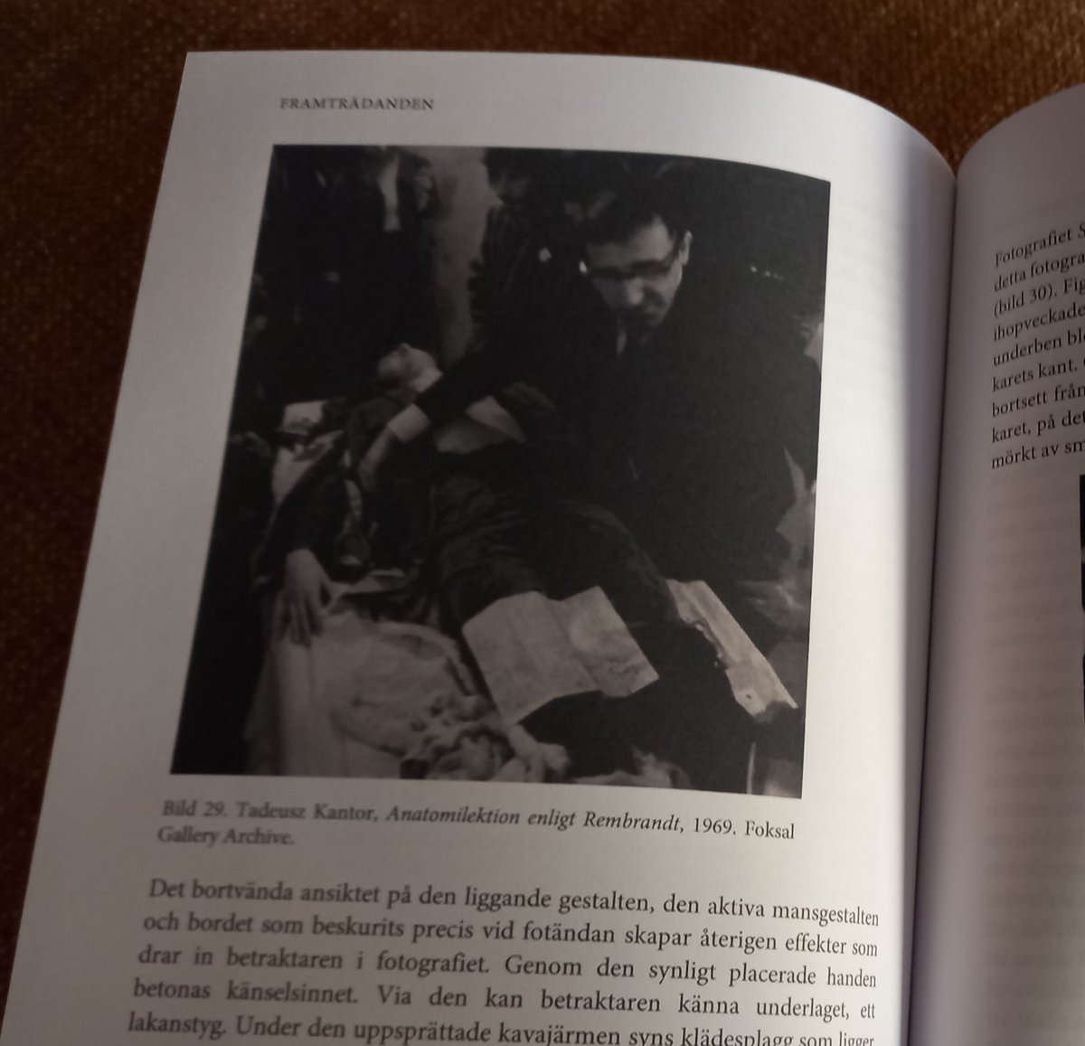 PLinstStockholm's tweet image. Idag hade vi ett fint besök av curatorn &amp;amp; konstvetaren #CamillaLarsson, författaren till den väldigt intressanta boken ”Framträdanden” om den🇵🇱teaterregissören, scenografen &amp;amp; bildkonstnären #TadeuszKantor. Boken är hennes doktorsavhandling i konstvetenskap.🎭