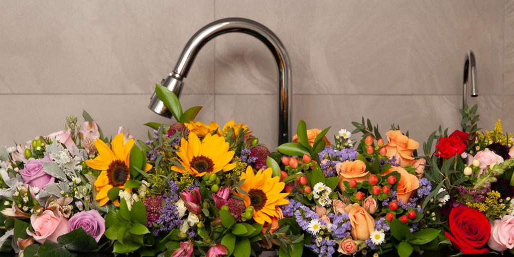 InBloomGroup's tweet photo. Happy Monday🥰! A friendly reminder: "If you look the right way, you can see that the whole world is a garden"- Frances Hodgson Burnett. #InBloomGroup #FarmFreshFlowers #FarmDirectFlowers https://t.co/wzJyZjVQXA
