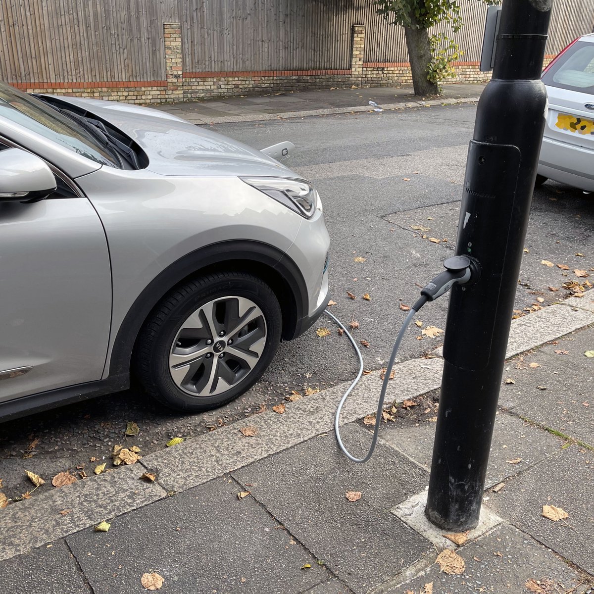 Ianbarnes2001's tweet image. I'm very pleased to see our lamppost EV⚡️chargers being used more and more across the borough. Remember to walk or cycle if you're able, or perhaps use public transport, but if you have to drive we hope this trial will extend across Enfield as more EVs take to our roads.