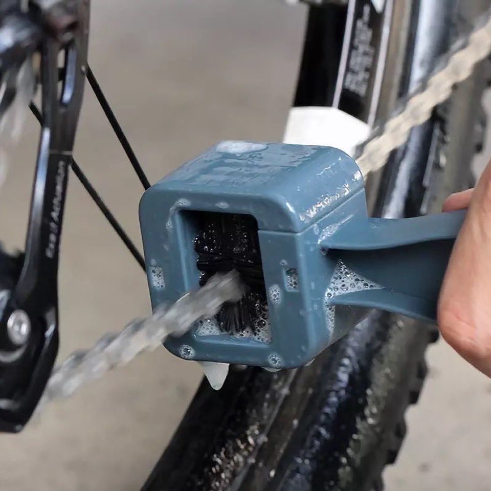 solobicimx's tweet photo. Si cuentas con los accesorios correctos para lavar tu bici no es complicado y es rápido, los productos específicos de limpieza son muy eficaces. Mantenerla limpia marcará una gran diferencia, ya que esto ayudará a prolongar la vida de los componentes. https://t.co/Wi7fLERbR5