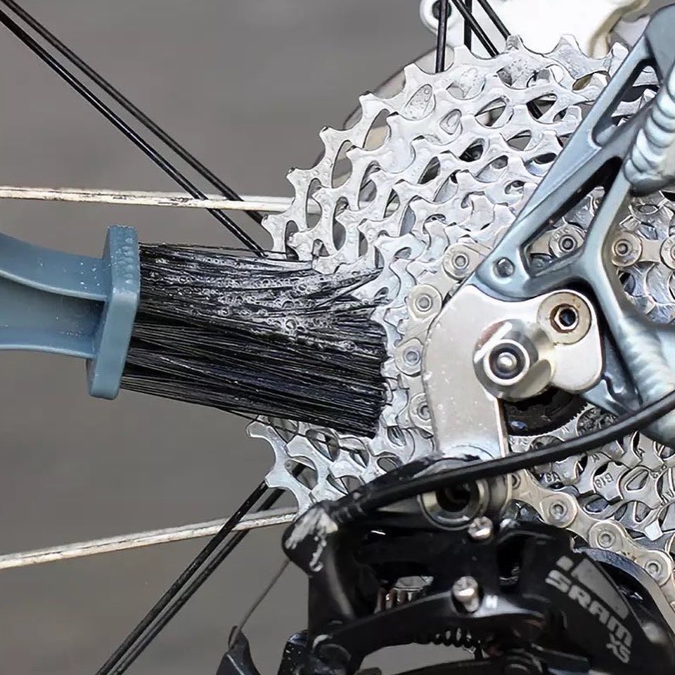 solobicimx's tweet photo. Si cuentas con los accesorios correctos para lavar tu bici no es complicado y es rápido, los productos específicos de limpieza son muy eficaces. Mantenerla limpia marcará una gran diferencia, ya que esto ayudará a prolongar la vida de los componentes. https://t.co/Wi7fLERbR5