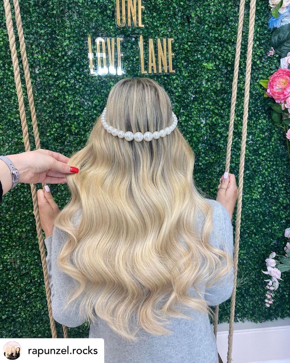 ViolaHairX's tweet photo. 🤍 BLENDED BLONDE BEAUTY 💛

This super cute creation is done with our 20” Nanos in colours #P18/22 - #MalibuSunset &amp; #M18/60B - #ScandinavianBlonde 

#violahair #violahairextensions #blondehair #blondeextensions #hairextensions #hairextensionspecialist #hairextensionmasters https://t.co/YPXd8p5dPS
