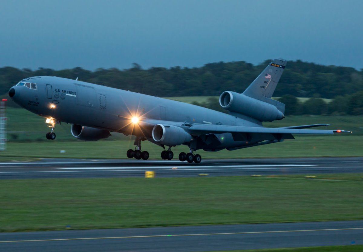 ScotEx79's tweet photo. USAF KC-10 Dusk arrival at #prestwickairport #usaf #avgeeks https://t.co/YhkYVzazTN