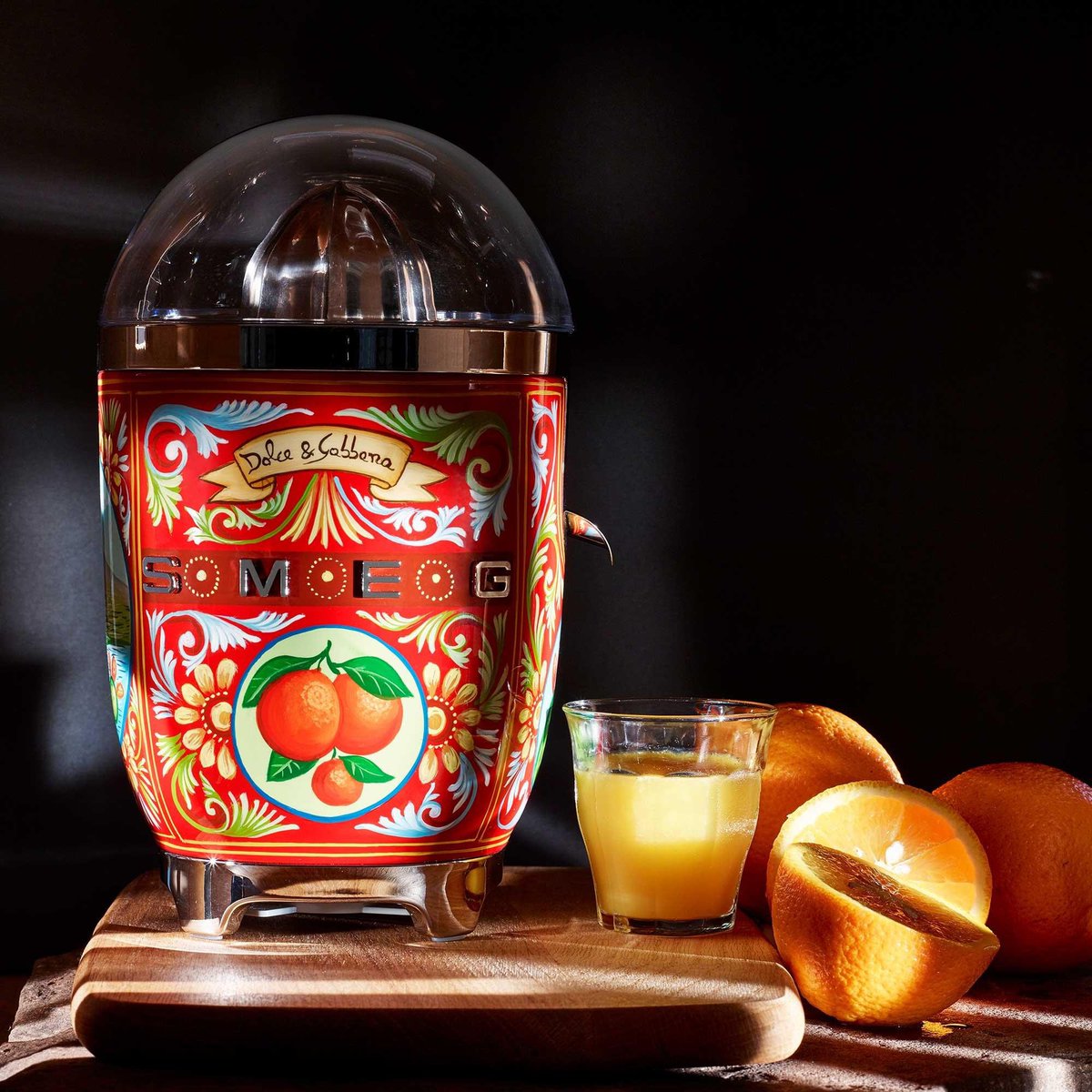 Lea_mstramgram's tweet photo. prête à vendre mon âme pour la collection SMEG x Dolce Gabbana https://t.co/kz5DiRlWnb