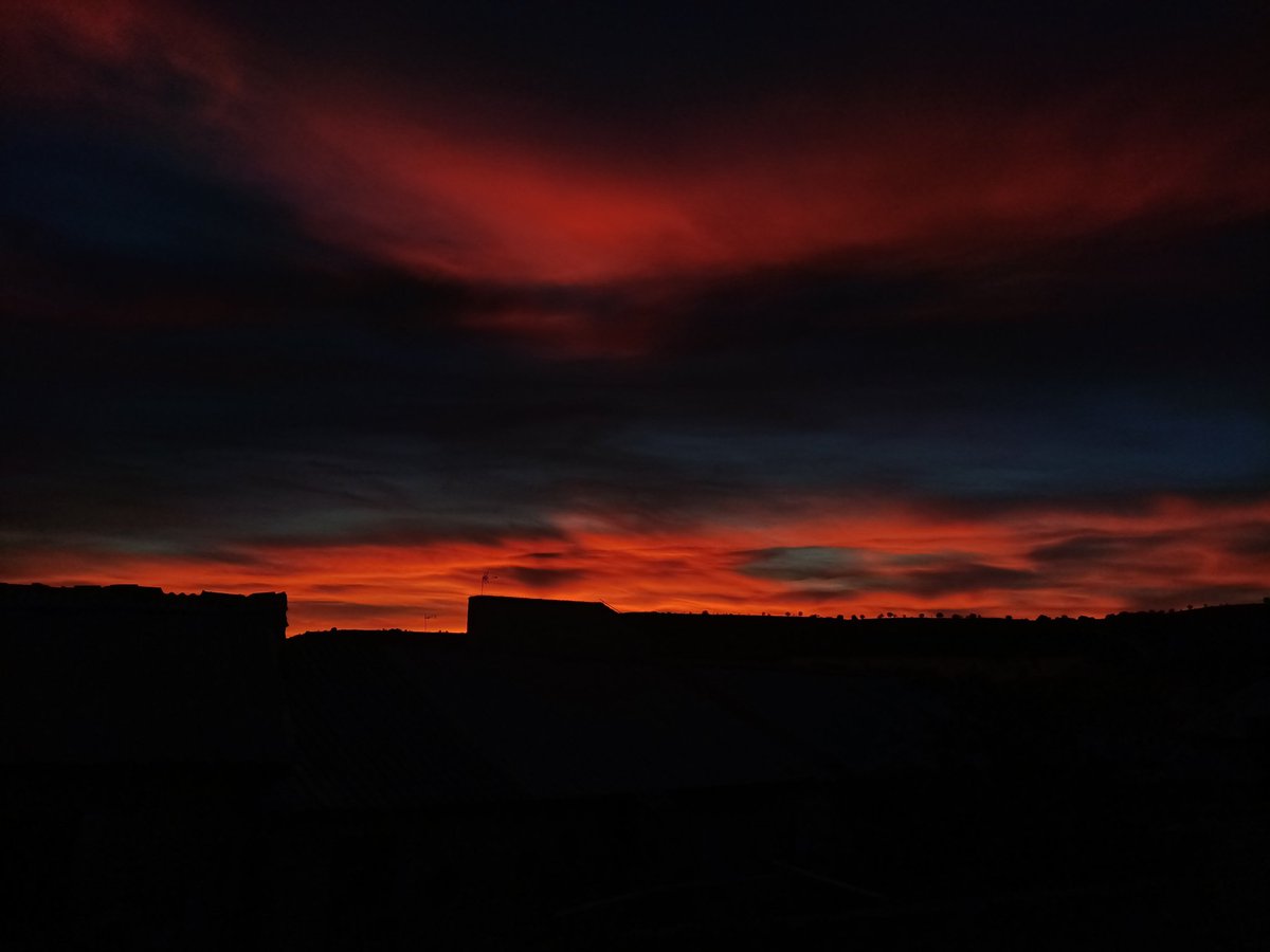 MinvaGirl005's tweet photo. @TiempoCyLTV Foto sin edición. 
Anocheciendo en Villavaquerin de Cerrato (Valladolid) #TiempoCyL
Foto de : Ainhoa Regidor https://t.co/uKgeynC4RC