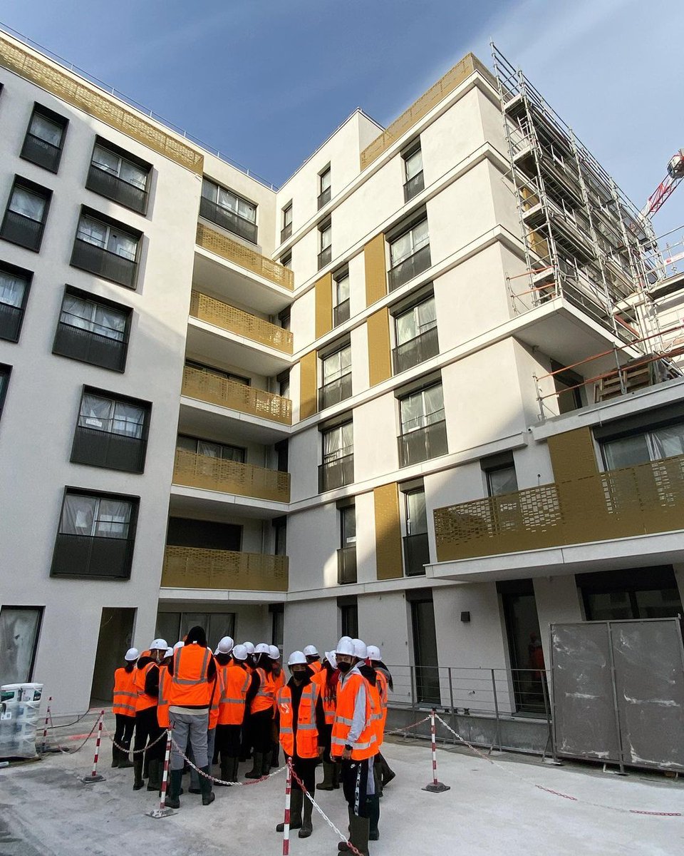 FFBGrandParis's tweet image. 🏗 Cette année, 1000 collégiens, lycéens et prescripteurs de l’emploi sont venus à notre rencontre sur les Coulisses du Bâtiment 🦺  

C’était une occasion unique de visiter 6 chantiers franciliens et de découvrir les métiers du Bâtiment ! Merci à tous d’être venus 👷‍♀️👷‍♂️ #cbd2021