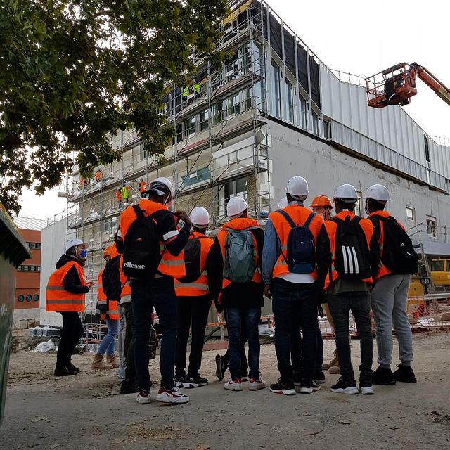 FFBGrandParis's tweet image. 🏗 Cette année, 1000 collégiens, lycéens et prescripteurs de l’emploi sont venus à notre rencontre sur les Coulisses du Bâtiment 🦺  

C’était une occasion unique de visiter 6 chantiers franciliens et de découvrir les métiers du Bâtiment ! Merci à tous d’être venus 👷‍♀️👷‍♂️ #cbd2021