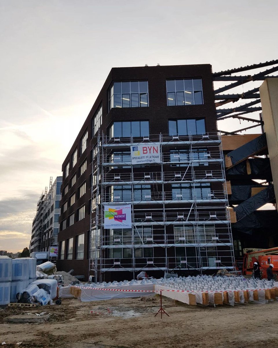 FFBGrandParis's tweet image. 🏗 Cette année, 1000 collégiens, lycéens et prescripteurs de l’emploi sont venus à notre rencontre sur les Coulisses du Bâtiment 🦺  

C’était une occasion unique de visiter 6 chantiers franciliens et de découvrir les métiers du Bâtiment ! Merci à tous d’être venus 👷‍♀️👷‍♂️ #cbd2021