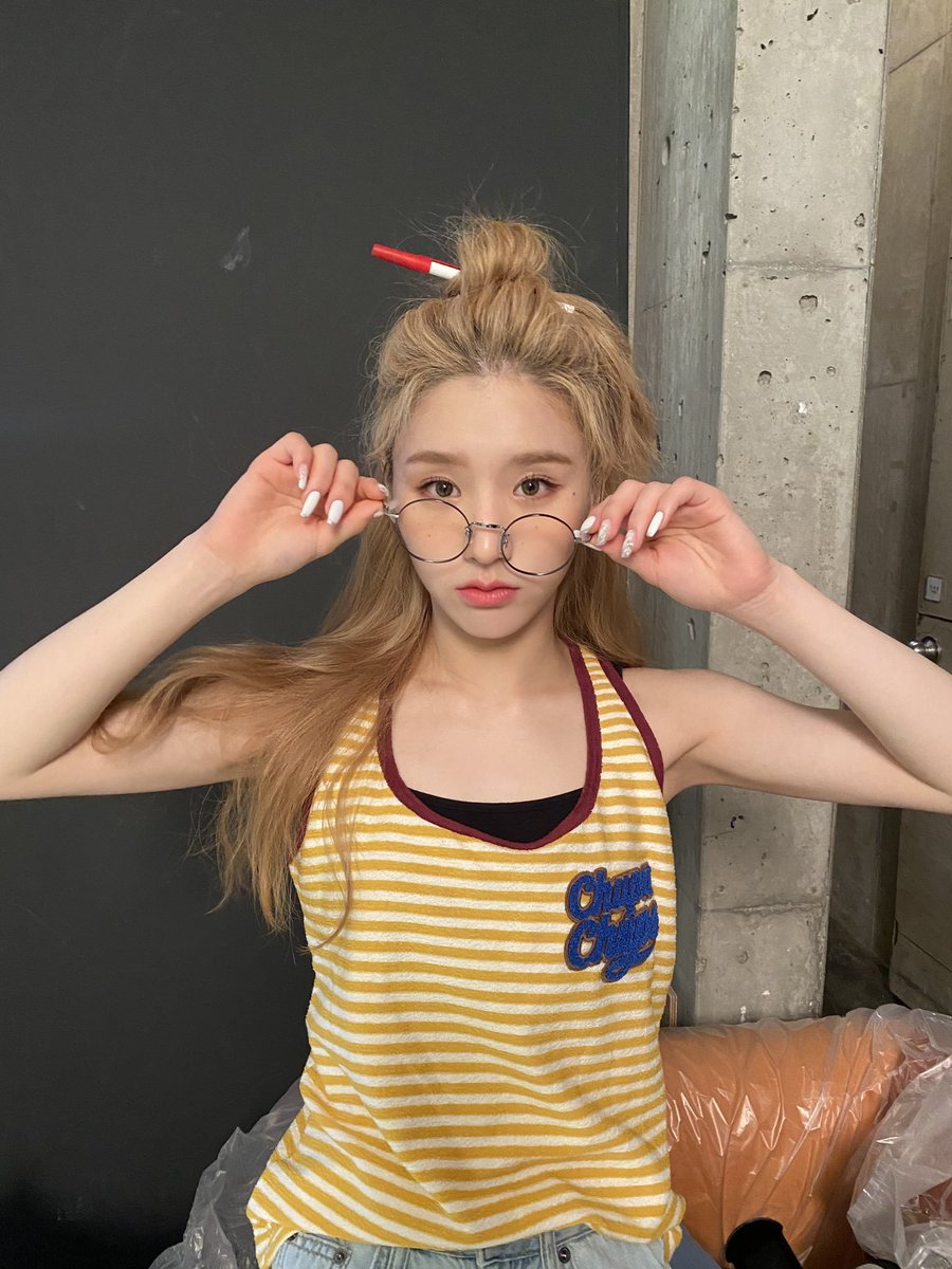 kepbitt's tweet photo. She is very talented, thank you for being a part of loona <3
#HappyHeejinDay #HeeJin 
@loonatheworld https://t.co/9VVD5yxM8Q
