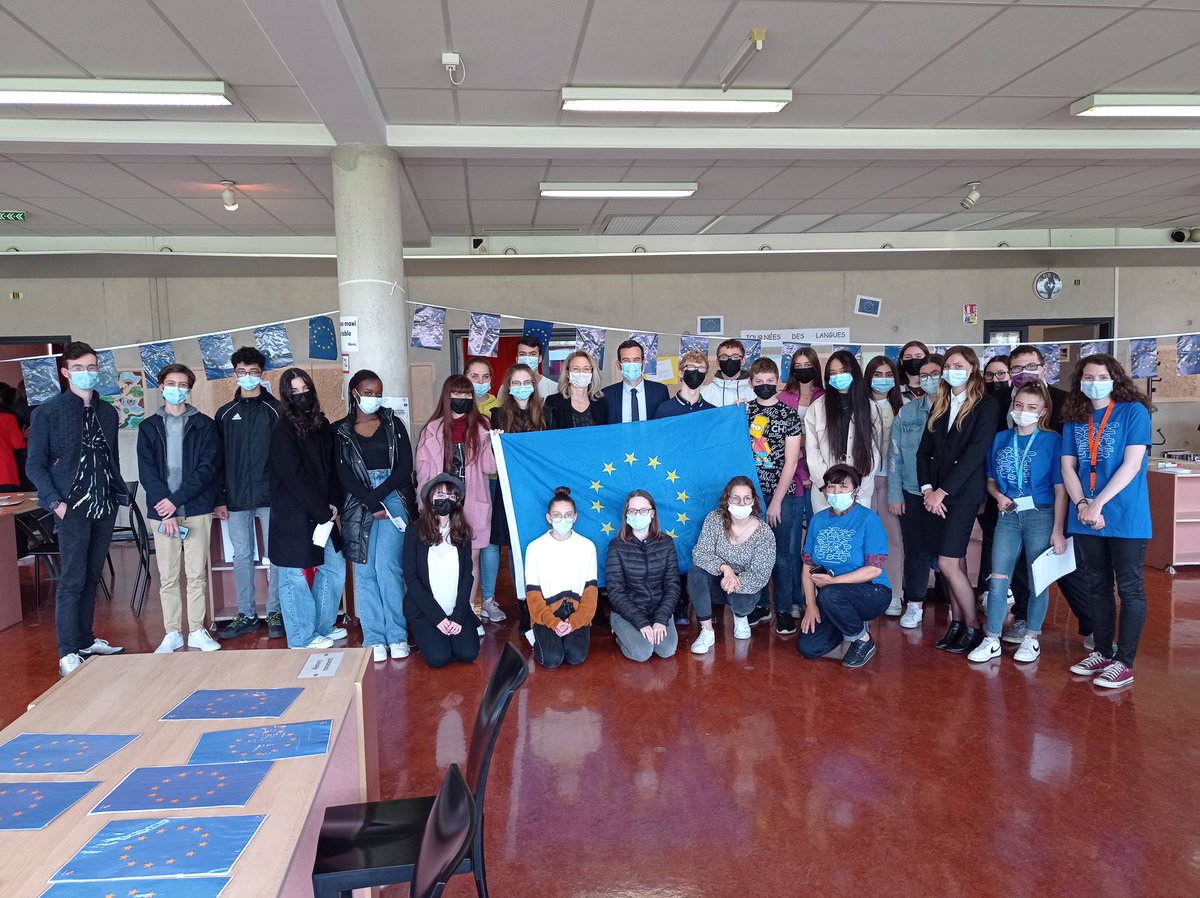PatrickQuilliot's tweet photo. Après les Erasmus Days, le lycée Lurçat poursuit son immersion dans le monde des langues vivantes avec la Journée européenne des langues. Plusieurs ateliers ludiques pour pratiquer et échanger. Merci aux enseignants pour ce beau projet. https://t.co/A7fVStjXCd