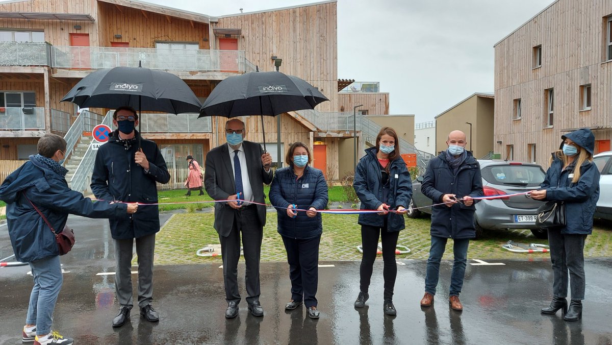 {#Construction} Nous inaugurons ce soir 27 nouveaux logements semi-collectifs neufs situés rue des Mésanges et rue de la Rouvre à @CaenOfficiel, en présence de notre président @jldupont14 et de @JoyauNicolas, Maire adjoint de Caen, en charge de l'urbanisme. #bailleursocial #caen