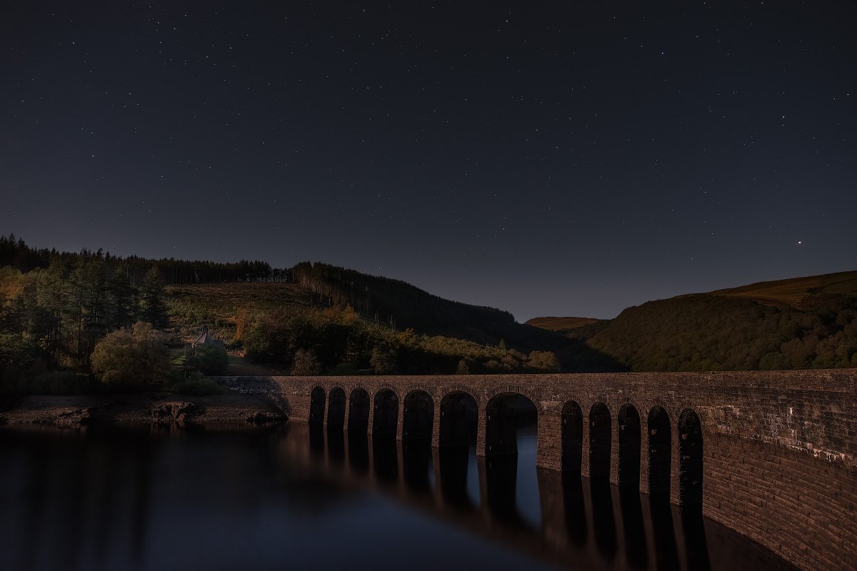 Returning from mid Wales, stopped off to meet @Steve_the_Hawk for a little night time photography in the Elan Valley. The arches within and #stars above the Garreg Ddu dam did not disappoint in the #Moonlight 

#ThePhotoHour #Astrophotography #thisiscymru #darksky