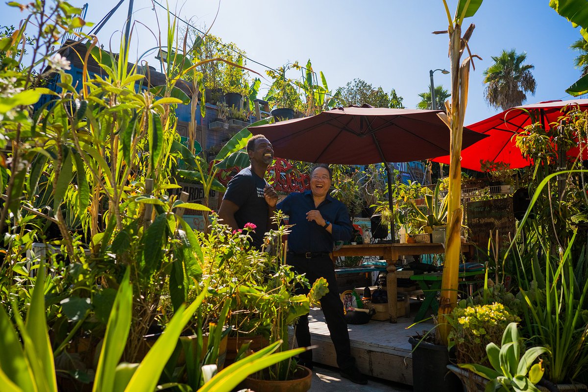 YoYo_Ma's tweet photo. Visiting @RonFinleyHQ's Gangsta Garden (3/6)
📷 Halline Overby
#BachProject https://t.co/CcpGsaJYyo