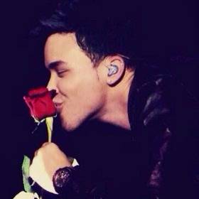 DayanaR119's tweet photo. En cada concierto regalo una rosa porque creo que una rosa significa amor y vida,y sin vida no hay amor,y sin amor no hay vida @PrinceRoyce #LoDiceÉl #YoNo #LaSagaContinua #Esperen #ElPróximo https://t.co/OVf1pwJDRB