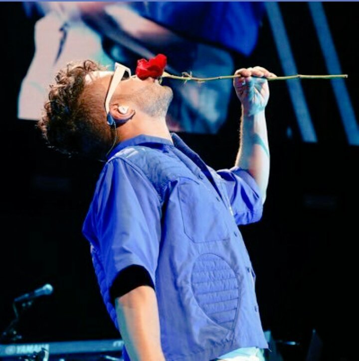 DayanaR119's tweet photo. En cada concierto regalo una rosa porque creo que una rosa significa amor y vida,y sin vida no hay amor,y sin amor no hay vida @PrinceRoyce #LoDiceÉl #YoNo #LaSagaContinua #Esperen #ElPróximo https://t.co/OVf1pwJDRB