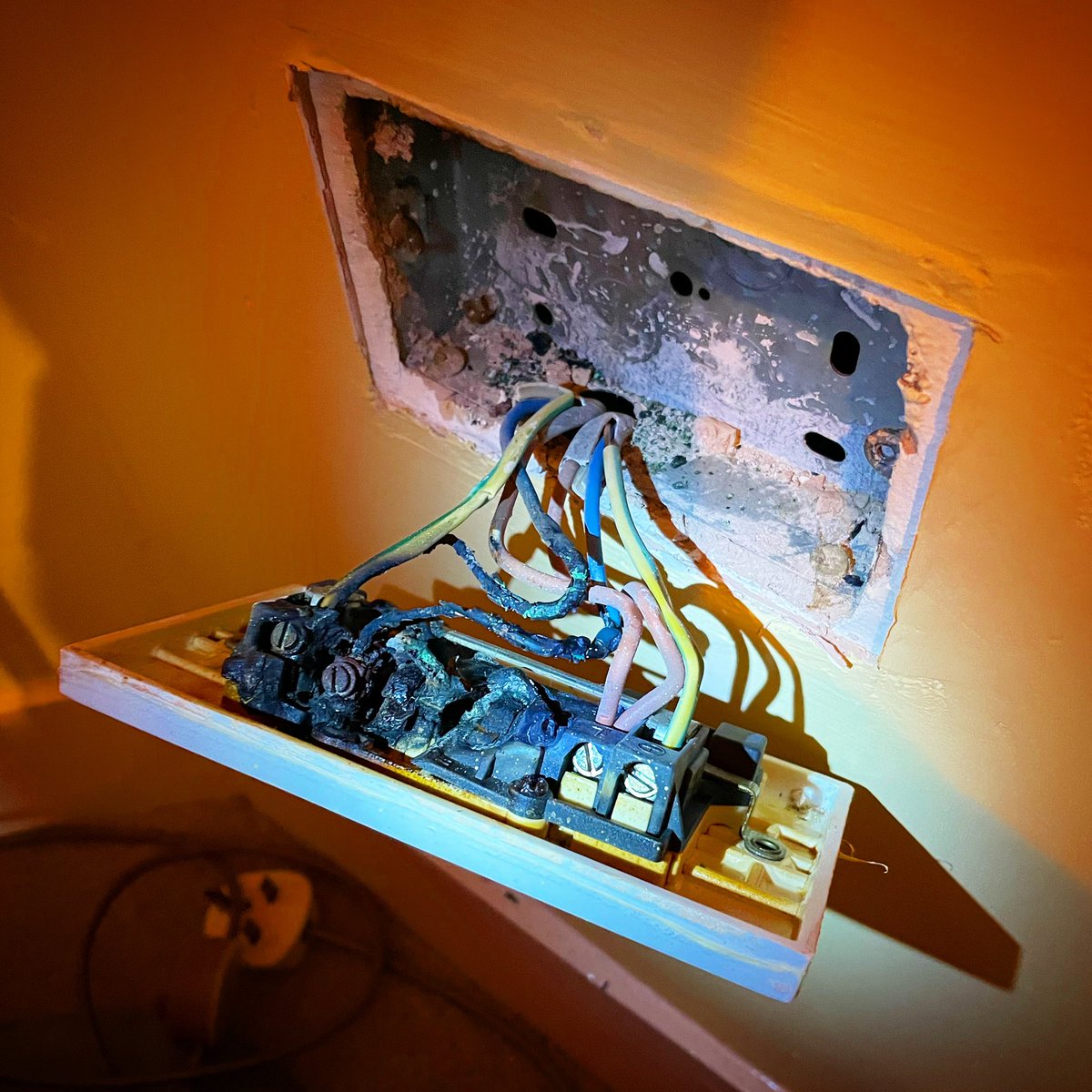 AnslowElectric's tweet image. Shows the importance of the right connection of conductors 🔥🔥🔥