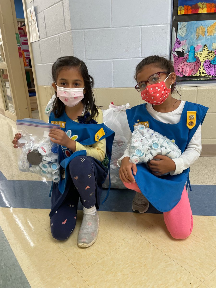 MCSSTEAM's tweet image. Thank you to this incredible Daisy Troop that organized a collection and drop off for our Lids to Benches project at MECC! @MrsBly_MECC @MeccPto #mecctacular #stem #steam @greentreeplastics