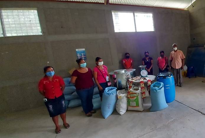 IICAnoticias's tweet photo. Mediante los proyectos #AGROINNOVA y @PROCAGICA se les brindó asistencia técnica e insumos agropecuarios para fortalecer la producción de alimentos, con base en la promoción de buenas prácticas agrícolas bajo sistemas agroforestales.
#TrabajamosJuntos @UECentroamerica #IICA https://t.co/k4796ImDPP