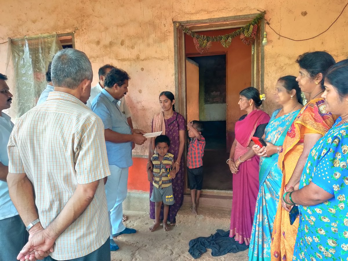 s__matandoor's tweet photo. ಕಳೆದ 9 ತಿಂಗಳ ಹಿಂದೆ 2021ರ ಜನವರಿ ಕಾಸರಗೋಡಿನಲ್ಲಿ ಬಸ್ ಪಲ್ಟಿಯಾಗಿ ಮೃತಪಟ್ಟವರ ಕುಟುಂಬಕ್ಕೆ ಮುಖ್ಯಮಂತ್ರಿ ಪರಿಹಾರ ನಿಧಿಯಿಂದ ಮಂಜೂರಾದ ಮೊತ್ತವನ್ನು ಹಸ್ತಾಂತರಿಸಲಾಯಿತು.

👇
https://t.co/DMYhcURHdc https://t.co/iqL9ZU7J3k