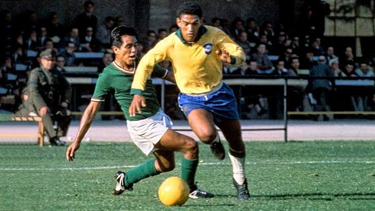 futtmais's tweet photo. Garrincha na Copa do Mundo de 1962:

- Campeão 
- Melhor jogador 
- Artilheiro 
- Maior assistente 
- Maior driblador da história das Copas (62 dribles) 

- Nunca será esquecido. https://t.co/V5pCOxCpIS