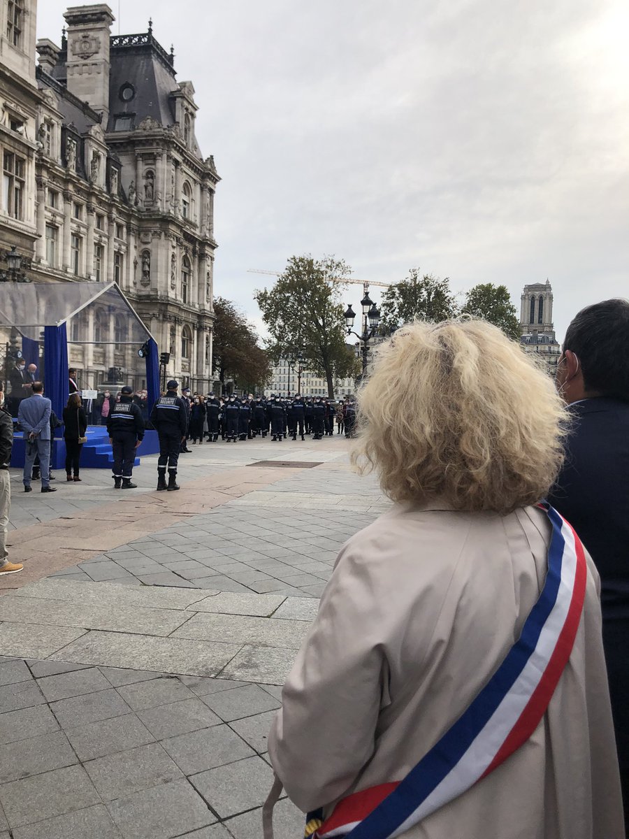 ACORDEBARD's tweet photo. 👮🏻👮🏻‍♂️Lancement avec @anne_hidalgo de la nouvelle police municipale de @paris : elle sanctionnera les incivilités, avec pour mots d’ordre la dignité, le respect, la solidarité et l’entraide, au service des parisiens. Ce sont les policières et policiers des Parisiennes et Parisiens. https://t.co/ccUGbYsSxu