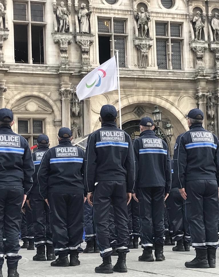 ACORDEBARD's tweet photo. 👮🏻👮🏻‍♂️Lancement avec @anne_hidalgo de la nouvelle police municipale de @paris : elle sanctionnera les incivilités, avec pour mots d’ordre la dignité, le respect, la solidarité et l’entraide, au service des parisiens. Ce sont les policières et policiers des Parisiennes et Parisiens. https://t.co/ccUGbYsSxu