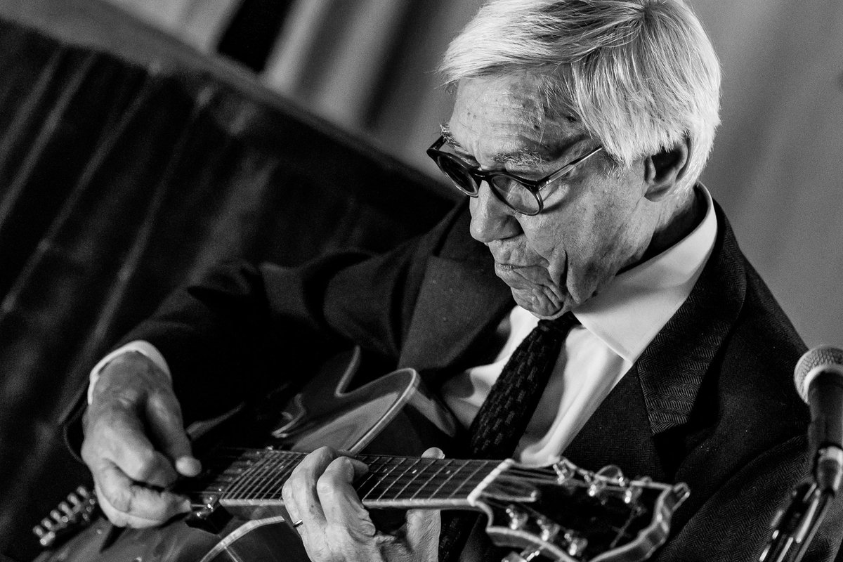 StefanoBollani's tweet photo. #FrancoCerri, fra i primi a parlare di jazz al pubblico televisivo. Una vita passata a suonare, insegnare e divulgare musica col sorriso sulle labbra e la gentilezza nel cuore.
Un abbraccio forte a tutta la sua famiglia. https://t.co/F5emXXJvWZ