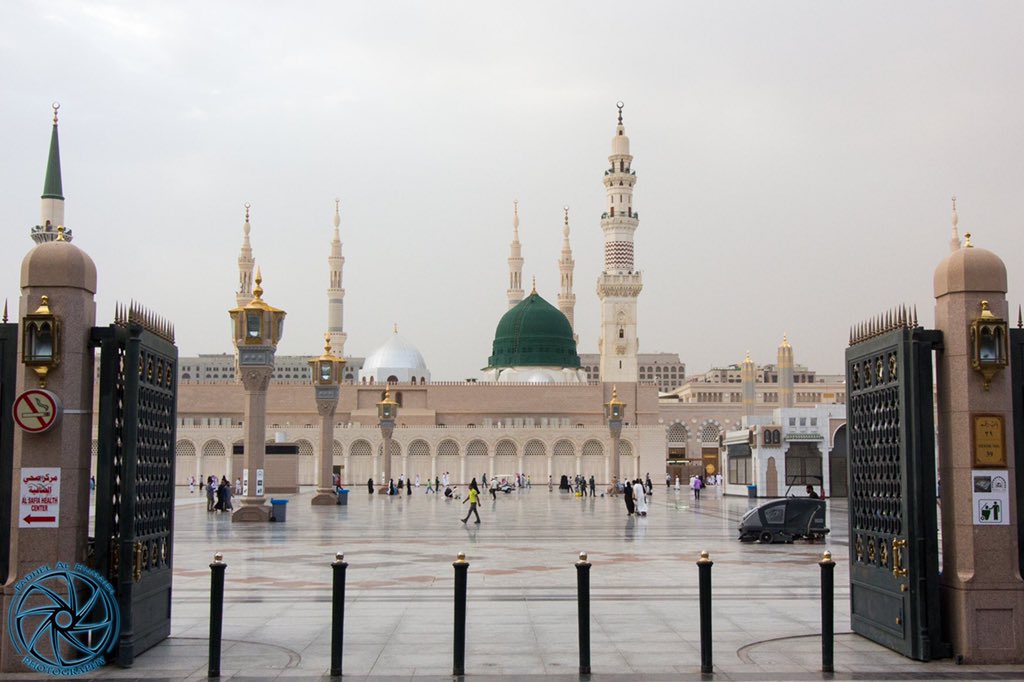 هوّمَ الحبُّ
في انتظارِ شهابك 
يعبرُ الوقتَ في اقتفاءِ غيابِك 

كلّ حلمِ على اليقينِ 
تجلّى مثل حلمِ السماءِ
لاذ ببابك

هاهُنا هاهُنا
 حراؤك يحكي قصة الغيبِ 
في ثرى أعتابك

يالهذي الرحابُ 
يتسّعُ الكونُ
و يخبو على اتساع رحابك