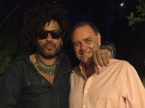 mbds17's tweet photo. Mastella rieletto sindaco di Benevento. Lui, l'ultimo degli immortali democristiani. Facci volare, Mastellone, tu con Lenny Kravitz. https://t.co/mg5aYYkmto