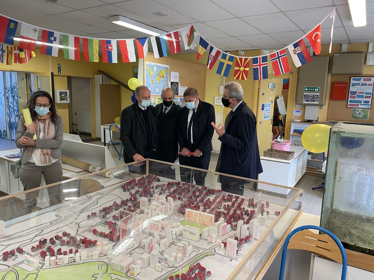 DanielAuverlot's tweet photo. Très belle conclusion des #ErasmusDays vendredi dernier dans les écoles élémentaires "le Clos de la Ferme" et "Bel Air" à Torcy (77) labellisées #Euroscol. J'ai eu le plaisir d'échanger avec des jeunes élèves talentueux et curieux, qui m'ont présenté leurs travaux ! https://t.co/8vI1TlmNsG