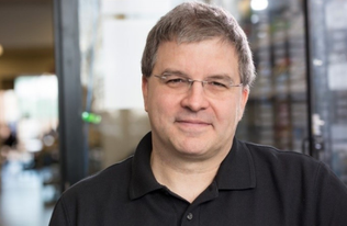JourneePhare's tweet photo. 🔵Cette année, nous recevrons le Pr Vincent Martin du département de Biologie de l’Université Concordia. Il travaille sur la modification des voies métaboliques des microorganismes en vue d’assurer la bioproduction de composés chimiques de base ou des produits pharmaceutiques.⚪️ https://t.co/TiQdpQbE9x