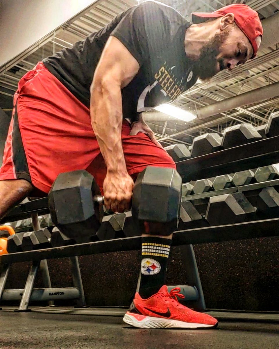 JayBuLL_23's tweet photo. Chest, Back, and Biceps!!
-db inclines
-one arm db rows
-hammer curls
4x10 each
#KeepPushing
#VictoryMonday
#SteelersNation
#Chest
#Back
#Biceps
#JayBuLLIzFiTT
#TrainHardEatSmart https://t.co/sFZsOSHAeP