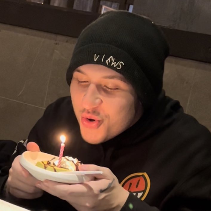 sauceddie's tweet photo. Happy Birfday @juicyfruitsnacc ! 🎂🎁🎉🥳Enjoy those candles cabron. https://t.co/fTNsGjr50u