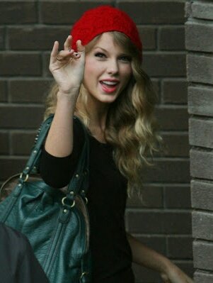 Arriving 18. Тейлор Свифт в шапке. Dorothea Taylor Swift. 18 Years Taylor Swift. Тейлор Свифт в капюшоне со свечей.