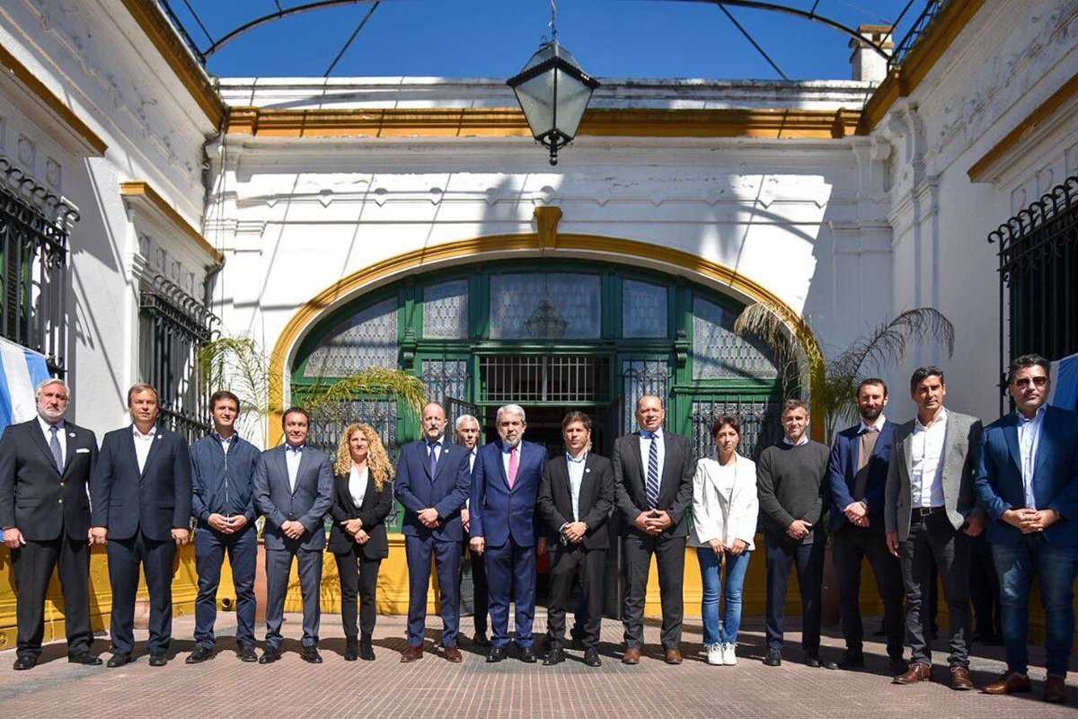mayrasmendoza's tweet photo. Acompañamos a @FernandezAnibal, @Kicillofok y @SergioBerniArg en el acto de Jura de Fidelidad a la Bandera Nacional de los cadetes de la Escuela de Policía "Juan Vucetich". https://t.co/uL5UaH5FRq