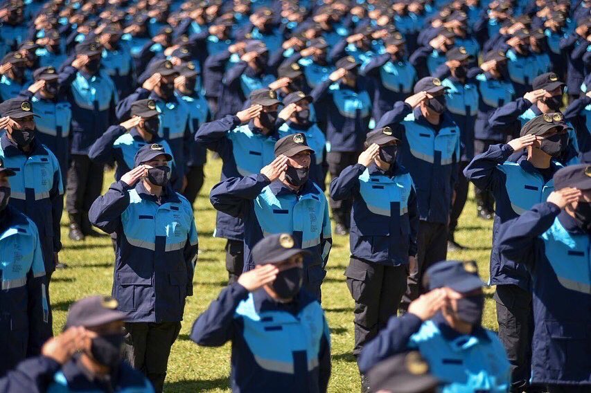mayrasmendoza's tweet photo. Acompañamos a @FernandezAnibal, @Kicillofok y @SergioBerniArg en el acto de Jura de Fidelidad a la Bandera Nacional de los cadetes de la Escuela de Policía "Juan Vucetich". https://t.co/uL5UaH5FRq