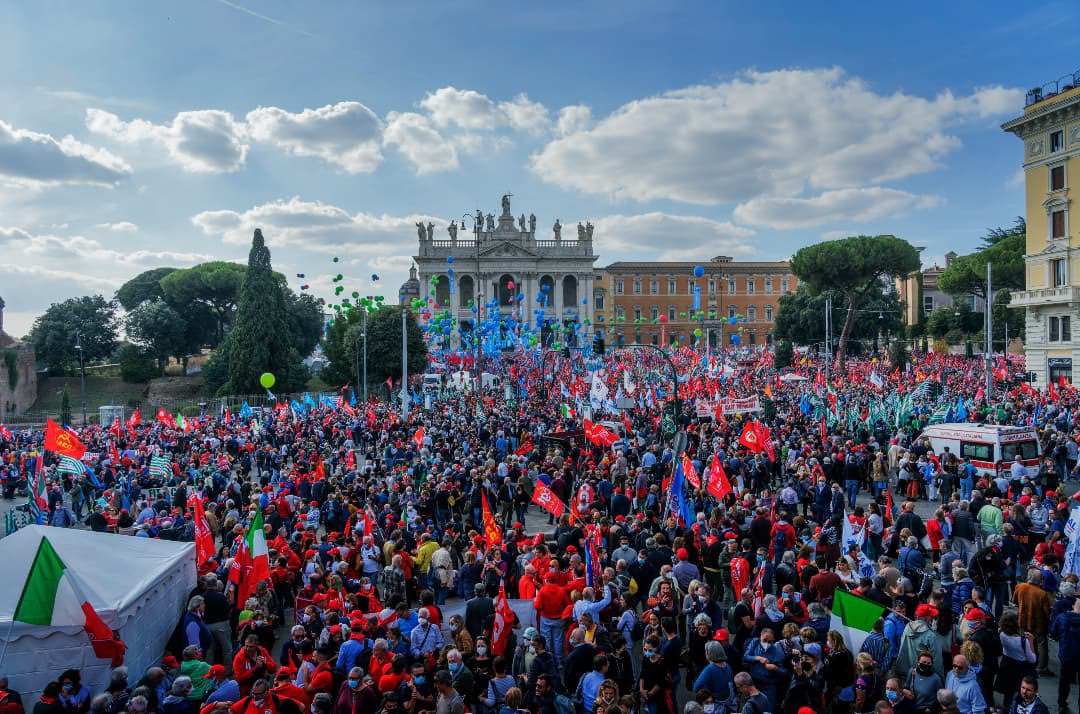 funambolisdb's tweet photo. "Mai più fascismi": manifestazione a #SanGiovanni (#Roma) indetta da #Cgil, Cisl e Uil. 200mila le persone da tutta Italia; molti i politici del centro-sinistra e le associazioni. #Landini ha parlato anche della povertà, del precariato e delle diseguaglianze. 
#antifascistisempre https://t.co/j1gkl9JG6K
