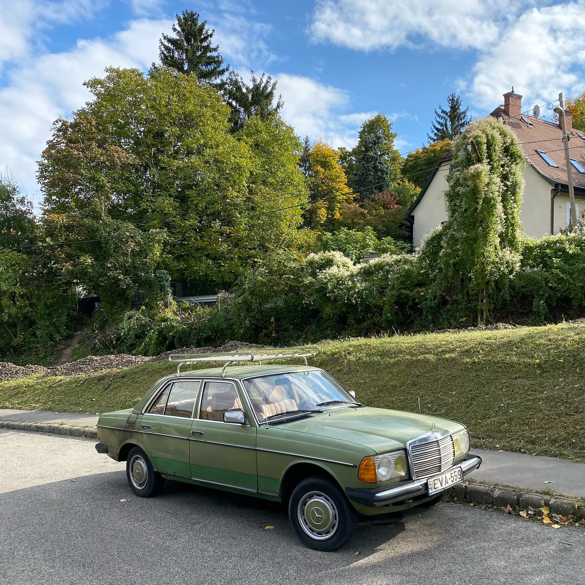 DeadCarWalking's tweet photo. Evergreen
Mercedes-Benz 240 D (W123, 1982) spotted in Budapest.
#workhorseweek #W113 #MercedesMonday
@GeorgeCochrane1 @addict_car @Rockstarscars @YesterdaysDrive https://t.co/BPdV6uNW8e