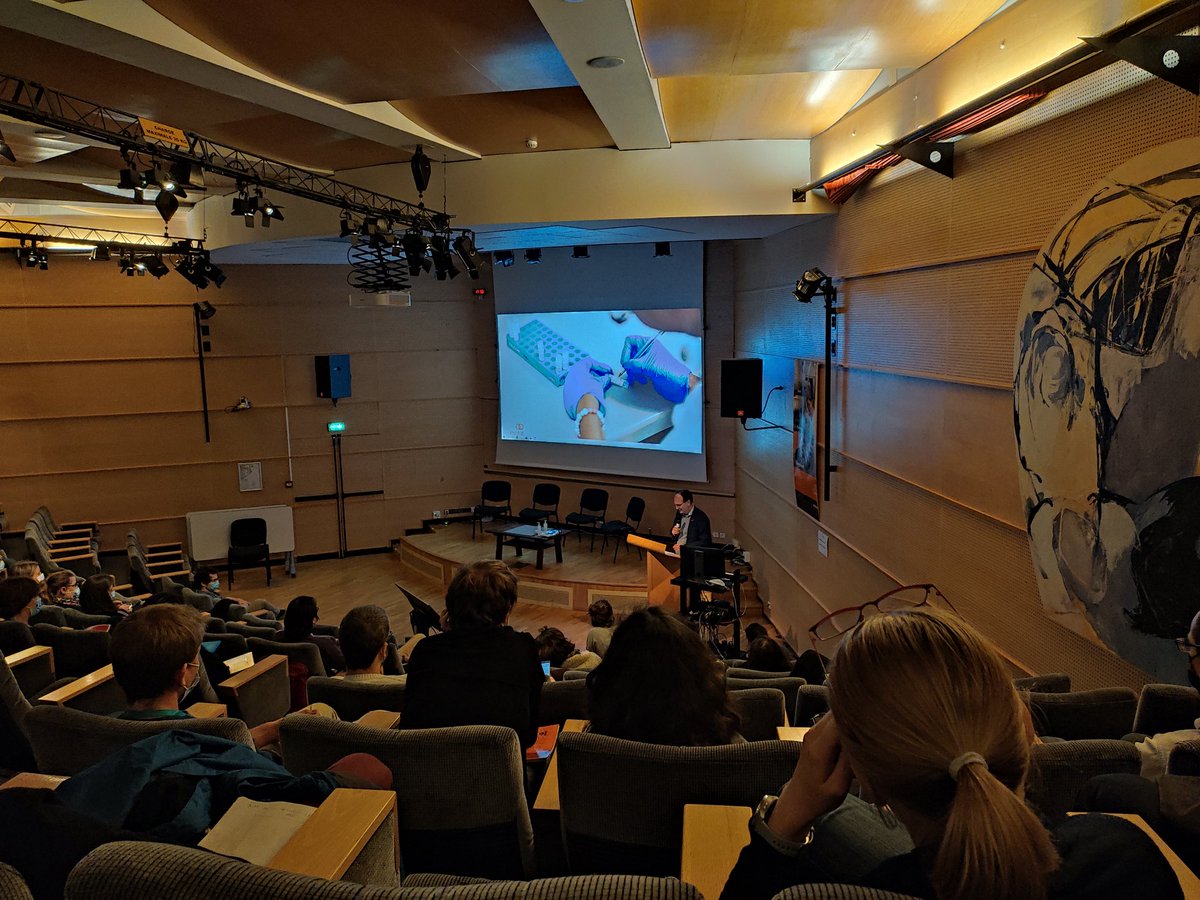 SandraCurras's tweet photo. 1st Genome Biology day at @institut_curie !! @PuisieuxA https://t.co/Y6tdopTFCk