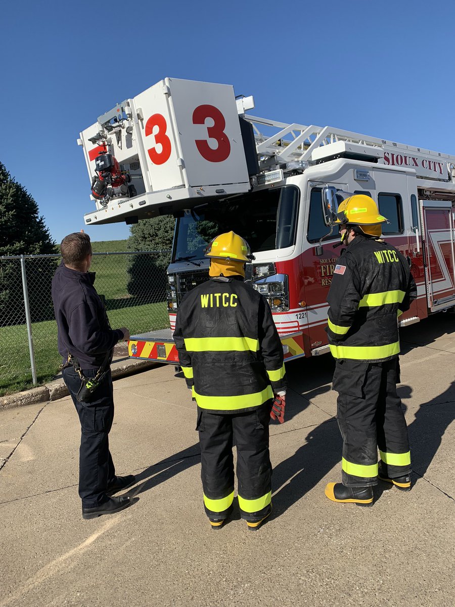 firePHIL_SCFR's tweet photo. Master Firefighter @NelsenJohn showing the @WesternIowaTech Fire 1 students new @SIOUX_CITY_FIRE Truck 3. #WITCC #SCFReady https://t.co/78HANWurBs