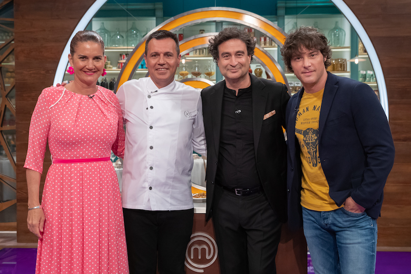 FandeMasterChef's tweet photo. Esta noche en #MCCelebrity los aspitantes se pondrán al frente del delivery de #MasterChefFamily, viajarán a la isla de Lazareto en #Menorca donde prepararán un menú a 100 menorquines y visita de @Carlos_Latre, @oriolcastro, #MarcoCollado y #OriolCastell https://t.co/vVTEz3Q88W