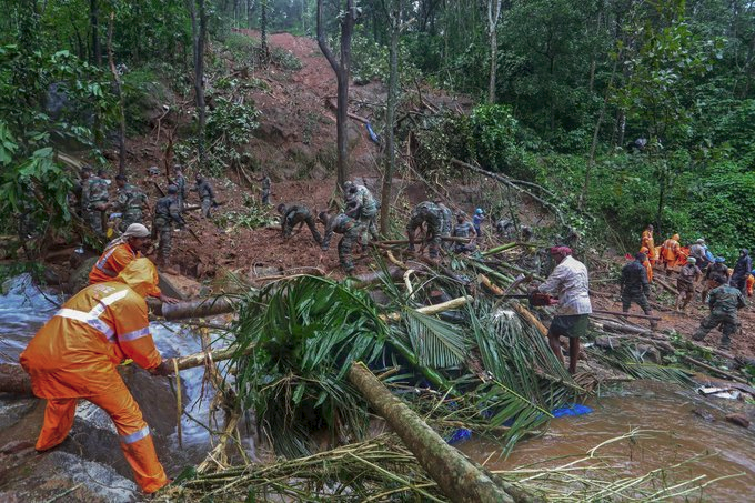 Divinunes's tweet photo. UM PESSOAL QUE NINGUÉM DÁ VALOR SÃO OS QUEM TRABALHAM COM ELETRICIDADE, QUANDO CAI UMA TORRE ELES TEM QUE LEVANTAR O MAIS RÁPIDO POSSÍVEL, PARA RESTABELECER A ENERGIA. https://t.co/jf56e4M3Us